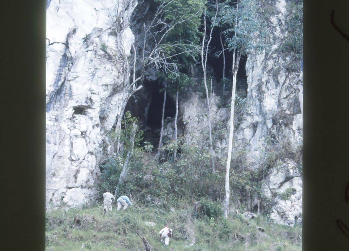 Stor grotte på vej mod min tempelby El Pato.jpg
